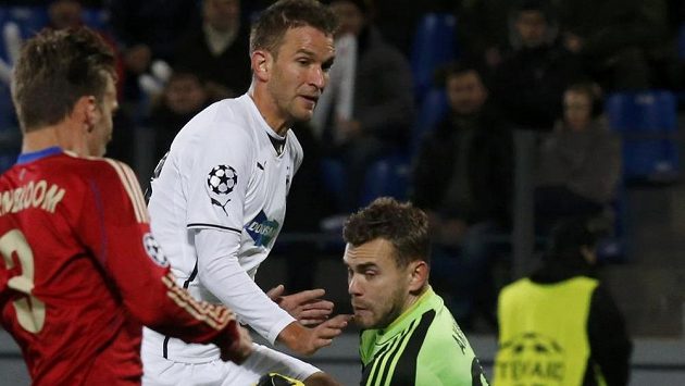 Brankář Igor Akinfejev za asistence Pontuse Wernblooma likvidují šanci plzeňského Marka Bakoše (uprostřed). Brankář Igor Akinfejev za asistence Pontuse Wernblooma likvidují šanci plzeňského Marka Bakoše (uprostřed).