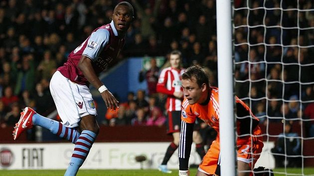 Christian Benteke (vlevo) z Aston Villy střílí gól do sítě Sunderlandu. Christian Benteke (vlevo) z Aston Villy střílí gól do sítě Sunderlandu.