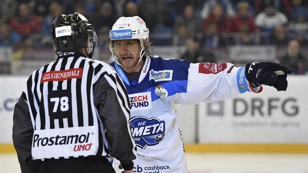 Martin Erat z Brna se dožaduje u rozhodčího Radka Špringla vysvětlení trestu pro Petra Holíka. Martin Erat z Brna se dožaduje u rozhodčího Radka Špringla vysvětlení trestu pro Petra Holíka.