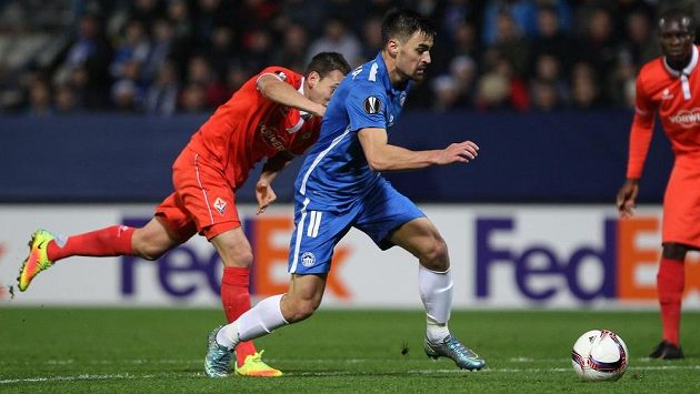 Liberecký David Hovorka uniká Maximilianu Oliverovi z Fiorentiny (vlevo) v utkání evropské ligy. Liberecký David Hovorka uniká Maximilianu Oliverovi z Fiorentiny (vlevo) v utkání evropské ligy.