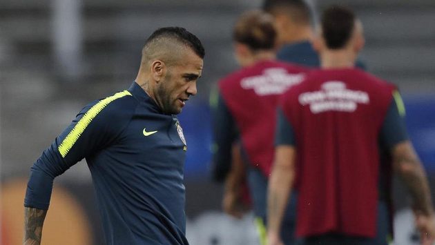 Fotbalista PSG a Brazílie Dani Alves při tréninku brazilské reprezentace před turnajem Copa América. Fotbalista PSG a Brazílie Dani Alves při tréninku brazilské reprezentace před turnajem Copa América.