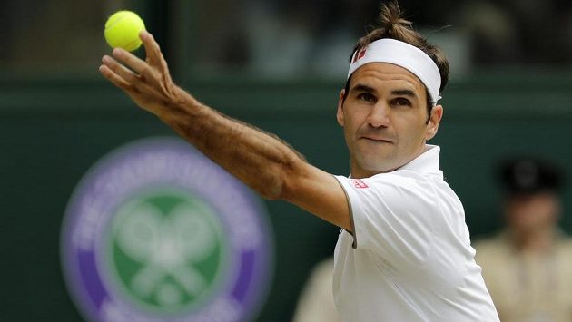 Švýcarský tenista Roger Federer servíruje během semifinále Wimbledonu. Švýcarský tenista Roger Federer servíruje během semifinále Wimbledonu.