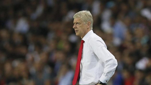 Trenér Arsenalu Arséne Wenger během zápasu s Paris St. Germain. Trenér Arsenalu Arséne Wenger během zápasu s Paris St. Germain.