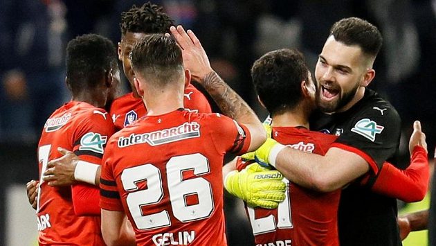 Radost fotbalistů Rennes z postupu do finále pohárové soutěže. Na snímku se z postupu do finále proti PSG užívá i český brankář Tomáš Koubek. Radost fotbalistů Rennes z postupu do finále pohárové soutěže. Na snímku se z postupu do finále proti PSG užívá i český brankář Tomáš Koubek.