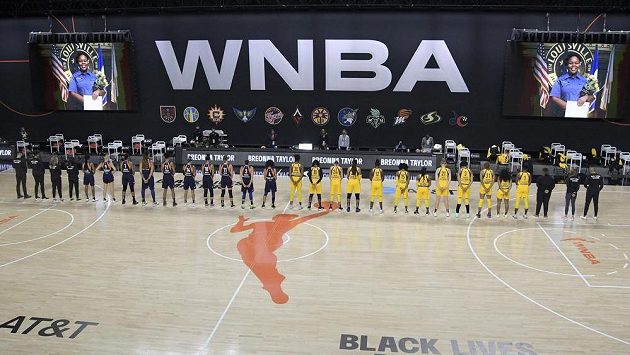 Basketbalistky Phoenixu (vlevo) a Los Angeles uctily památku Breonny Taylorové minutou ticha. Basketbalistky Phoenixu (vlevo) a Los Angeles uctily památku Breonny Taylorové minutou ticha.