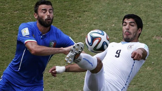 Ital Andrea Barzagli (vlevo) si uruguayského střelce Luise Suáreze pečlivě hlídal. Ital Andrea Barzagli (vlevo) si uruguayského střelce Luise Suáreze pečlivě hlídal.