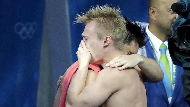 Britové Jack Laugher a Chris Mears slaví olympijské zlato v synchronizovaných skocích do vody. Britové Jack Laugher a Chris Mears slaví olympijské zlato v synchronizovaných skocích do vody.