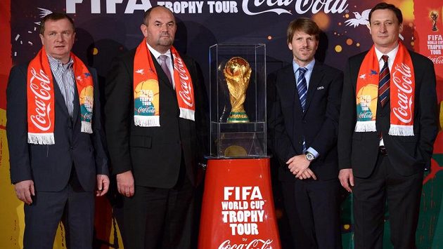 Trenér reprezentace Pavel Vrba (vlevo), vedle něj šéf FAČR Miroslav Pelta a zástupci FIFA a Coca Coly s trofejí pro misty světa. Trenér reprezentace Pavel Vrba (vlevo), vedle něj šéf FAČR Miroslav Pelta a zástupci FIFA a Coca Coly s trofejí pro misty světa.
