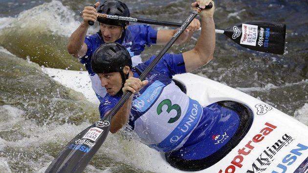 Jonáš Kašpar a Marek Šindler během finálové jízdy na mistrovství Evropy ve vodním slalomu v kategorii C2M na trojském kanále v Praze. Jonáš Kašpar a Marek Šindler během finálové jízdy na mistrovství Evropy ve vodním slalomu v kategorii C2M na trojském kanále v Praze.