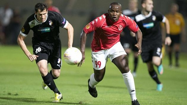 Plzeňský stoper Marián Čišovský (vlevo) zkouší zastavit Tota Tamuze z Hapoelu Tel Aviv Plzeňský stoper Marián Čišovský (vlevo) zkouší zastavit Tota Tamuze z Hapoelu Tel Aviv