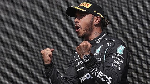 Jezdec Mercedesu Lewis Hamilton z Velké Británie slavil doma vítězství. Omlouvat za kolizi se nehodlá. Jezdec Mercedesu Lewis Hamilton z Velké Británie slavil doma vítězství. Omlouvat za kolizi se nehodlá.