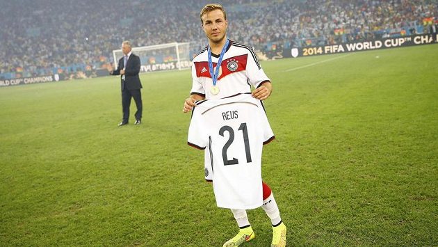 Mario Götze si vzpomněl i na kamaráda Marka Reusse, který o MS pro zranění přišel. Sejdou se oba v Bayernu? Mario Götze si vzpomněl i na kamaráda Marka Reusse, který o MS pro zranění přišel. Sejdou se oba v Bayernu?