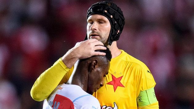Snad bude líp... Brankář Slavie Praha Ondřej Kolář a Oscar Dorley po vyřazení s Ferencvárosem. Snad bude líp... Brankář Slavie Praha Ondřej Kolář a Oscar Dorley po vyřazení s Ferencvárosem.