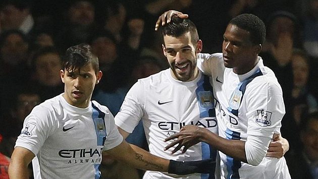Fotbalisté Manchesteru City Sergio Agüero (vlevo), Alvaro Negredo (uprostřed) a Dedryck Boyata se radují z gólu. Fotbalisté Manchesteru City Sergio Agüero (vlevo), Alvaro Negredo (uprostřed) a Dedryck Boyata se radují z gólu.