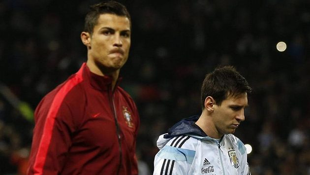 Argentinec Lionel Messi (vpravo) a Portugalec Cristiano Ronaldo mohou opět získat Zlatý míč. Argentinec Lionel Messi (vpravo) a Portugalec Cristiano Ronaldo mohou opět získat Zlatý míč.