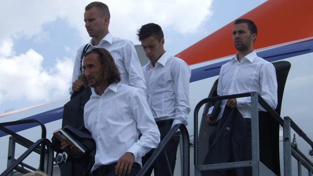 Vítejte v Budapešti. Za Petrem Jiráčkem vystupují z letadla Michal Kadlec, Václav Kadlec a Josef Hušbauer. Vítejte v Budapešti. Za Petrem Jiráčkem vystupují z letadla Michal Kadlec, Václav Kadlec a Josef Hušbauer.