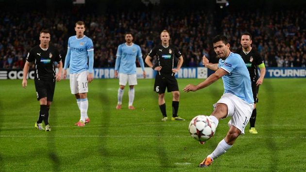 Sergio Agüero z Manchesteru City (vpředu) na archivním snímku. Sergio Agüero z Manchesteru City (vpředu) na archivním snímku.