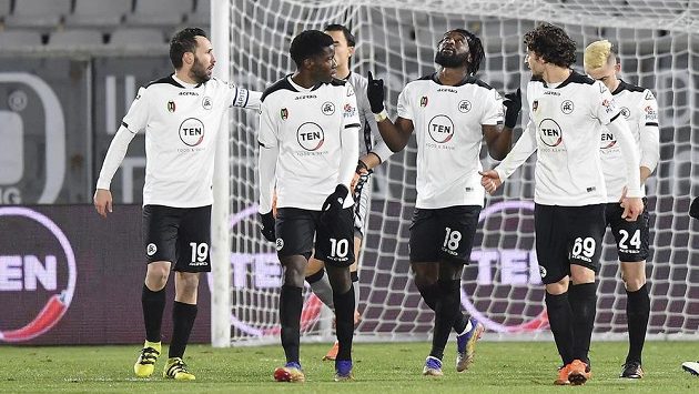 Fotbalisté Spezie se radují z gólu proti Sampdorii Janov. Fotbalisté Spezie se radují z gólu proti Sampdorii Janov.