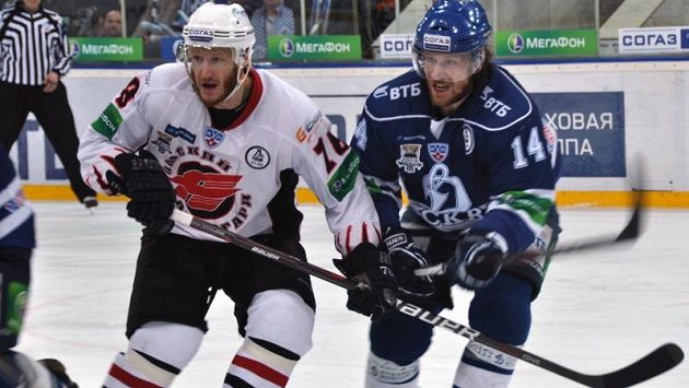 Obránce Dynama Moskva Filip Novák (vpravo) v souboji s Ivanovem z Omsku Obránce Dynama Moskva Filip Novák (vpravo) v souboji s Ivanovem z Omsku