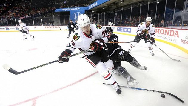 Útočník Chicaga Artěmij Panarin (vpředu) v zápase s týmem New York Islanders. Útočník Chicaga Artěmij Panarin (vpředu) v zápase s týmem New York Islanders.