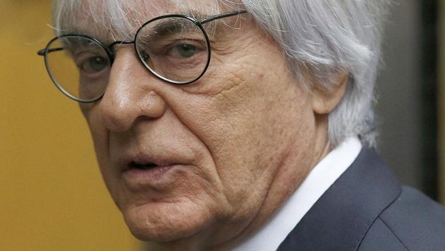 Bernie Ecclestone před jenáním Nejvyššího soudu v Londýně. Bernie Ecclestone před jenáním Nejvyššího soudu v Londýně.