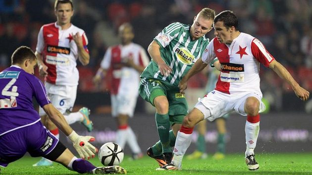 Brankář Slavie Matej Rakovan (vlevo) zasahuje před Jakubem Horou z Bohemians 1905 (uprostřed). Vpravo je Martin Dostál ze Slavie. Brankář Slavie Matej Rakovan (vlevo) zasahuje před Jakubem Horou z Bohemians 1905 (uprostřed). Vpravo je Martin Dostál ze Slavie.