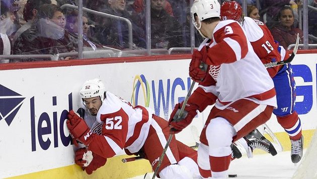 Obránce Detroitu Jonathan Ericsson padá na mantinel po střetu s krajanem Nicklasem Bäckströmem (vpravo) z Washingtonu. Obránce Detroitu Jonathan Ericsson padá na mantinel po střetu s krajanem Nicklasem Bäckströmem (vpravo) z Washingtonu.