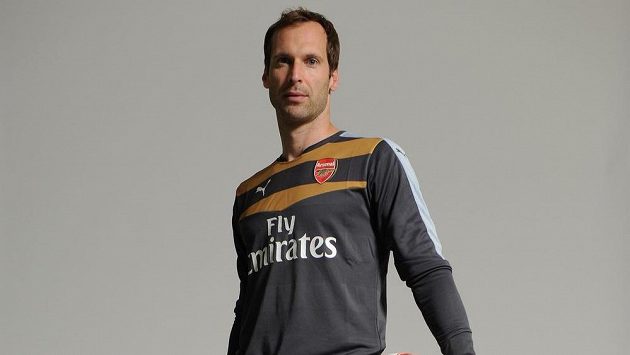 Fotbalový brankář Petr Čech už oblékl dres Arsenalu. Fotbalový brankář Petr Čech už oblékl dres Arsenalu.