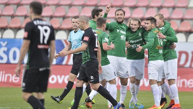 Jablonečtí fotbalisté se radují z gólu proti Příbrami. Jablonečtí fotbalisté se radují z gólu proti Příbrami.