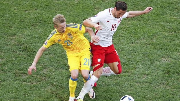 Ukrajinský záložník Olexandr Zinčenko (vlevo) v souboji s Polákem Grzegorzem Krychowiakem. Ukrajinský záložník Olexandr Zinčenko (vlevo) v souboji s Polákem Grzegorzem Krychowiakem.