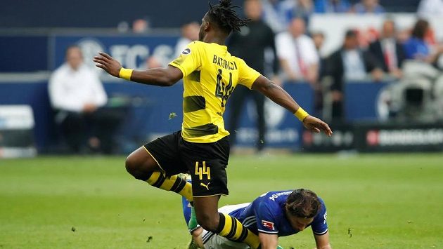Dortmundský Michy Batshuayi (44) při souboji s Benjaminem Stamboulim ze Schalke. Dortmundský Michy Batshuayi (44) při souboji s Benjaminem Stamboulim ze Schalke.