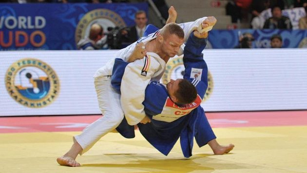 Český judista Lukáš Krpálek (v modrém) podlehl na světovém šampionátu v Astaně v boji o bronz Němci Dimitrimu Petersovi. Český judista Lukáš Krpálek (v modrém) podlehl na světovém šampionátu v Astaně v boji o bronz Němci Dimitrimu Petersovi.