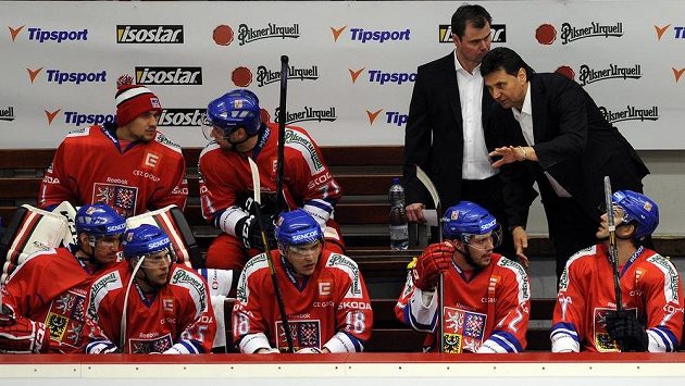 Trenér české reprezentace Vladimír Růžička (vpravo) a jeho asistent Jaroslav Špaček hovoří se svými svěřenci. Trenér české reprezentace Vladimír Růžička (vpravo) a jeho asistent Jaroslav Špaček hovoří se svými svěřenci.
