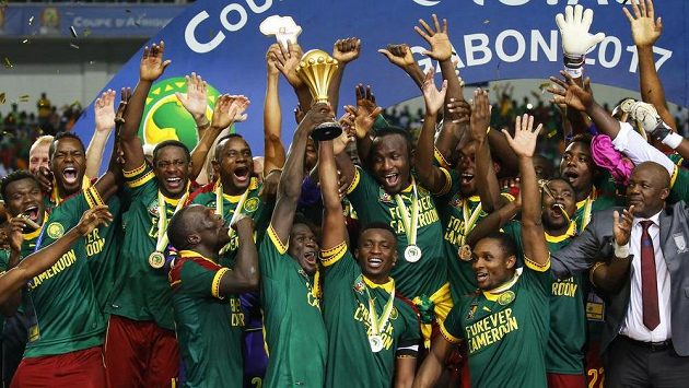 Fotbalisté Kamerunu s trofejí pro africké šampióny. Fotbalisté Kamerunu s trofejí pro africké šampióny.