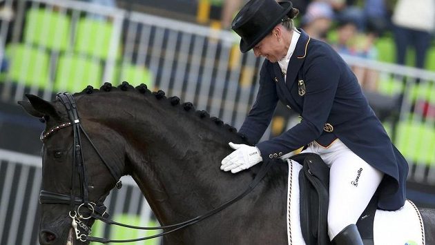 Němka Isabell Werthová s koněm Weihegold Old při olympijské soutěži v drezuře. Němka Isabell Werthová s koněm Weihegold Old při olympijské soutěži v drezuře.