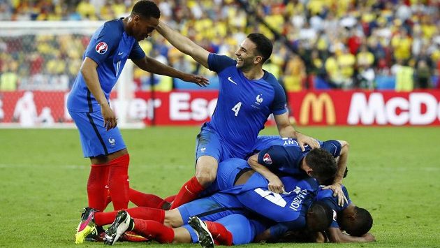 Fotbalisté Francie se radují z vítězného gólu Dimitryje Payeta. Fotbalisté Francie se radují z vítězného gólu Dimitryje Payeta.
