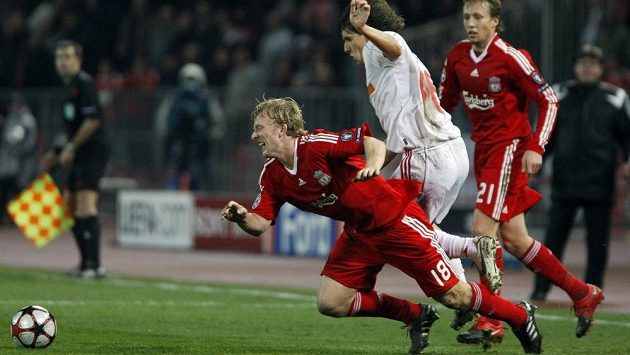 Dirk Kuijt (první zleva) se stal jediným střelcem duelu Ligy mistrů proti Debrecínu. Dirk Kuijt (první zleva) se stal jediným střelcem duelu Ligy mistrů proti Debrecínu.