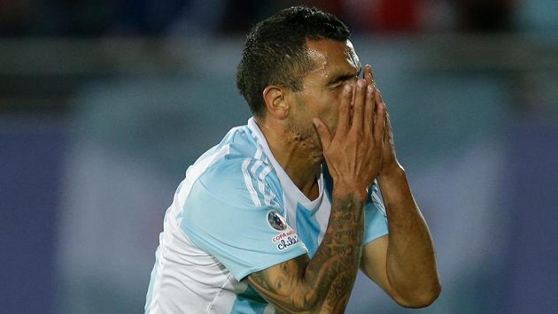Argentinský útočník Carlos Tévez končí v Juventusu. Argentinský útočník Carlos Tévez končí v Juventusu.