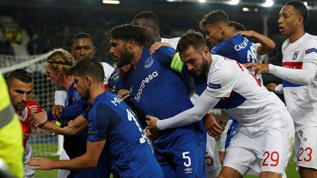 Evropská fotbalová unie (UEFA) zahájila disciplinární řízení s Evertonem poté, co se jeden z jeho fanoušků pokusil ve čtvrtečním utkání Evropské ligy během hromadné bitky uhodit brankáře hostujícího Lyonu. Evropská fotbalová unie (UEFA) zahájila disciplinární řízení s Evertonem poté, co se jeden z jeho fanoušků pokusil ve čtvrtečním utkání Evropské ligy během hromadné bitky uhodit brankáře hostujícího Lyonu.
