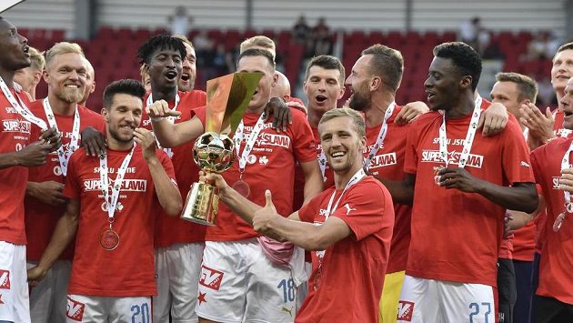 Hráči Slavie se radují ze zisku Československého Superpoháru. Hráči Slavie se radují ze zisku Československého Superpoháru.