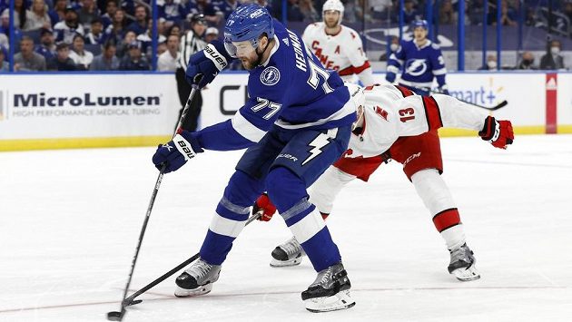 Vítěz prestižní Norris Trophy pro nejlepšího obránce sezony v NHL vzejde z trojice Victor Hedman (Tampa Bay Lightning - na snímku), Adam Fox (New York Rangers) a Cale Makar (Colorado Avalanche). Vítěz prestižní Norris Trophy pro nejlepšího obránce sezony v NHL vzejde z trojice Victor Hedman (Tampa Bay Lightning - na snímku), Adam Fox (New York Rangers) a Cale Makar (Colorado Avalanche).