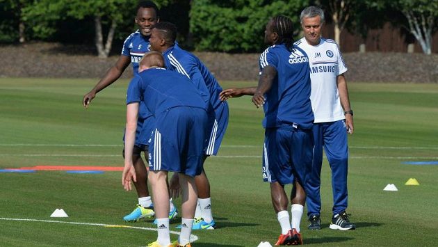 José Mourinho (vpravo) na tréninku fotbalistů Chelsea před novou sezónou. José Mourinho (vpravo) na tréninku fotbalistů Chelsea před novou sezónou.