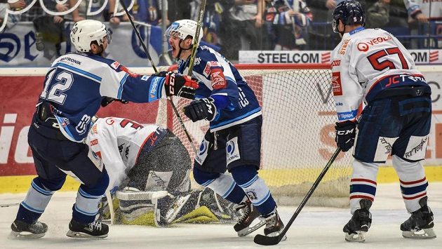 Zleva Peter Frühauf z Plzně, vítkovický brankář Patrik Bartošák, plzeňský hrdina David Stach a David Květoň z Vítkovic. Zleva Peter Frühauf z Plzně, vítkovický brankář Patrik Bartošák, plzeňský hrdina David Stach a David Květoň z Vítkovic.