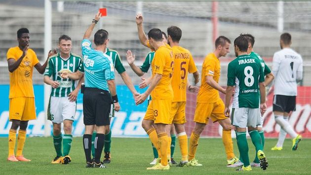 Rozhodčí Radek Příhoda vylučuje Milana Havla z Bohemians 1905 během utkání s Duklou. Rozhodčí Radek Příhoda vylučuje Milana Havla z Bohemians 1905 během utkání s Duklou.