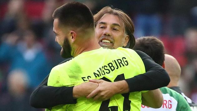 Tomáš Koubek gól nepustil, trenér Augsburgu Martin Schmidt českého brankáře z radosti objal. Tomáš Koubek gól nepustil, trenér Augsburgu Martin Schmidt českého brankáře z radosti objal.