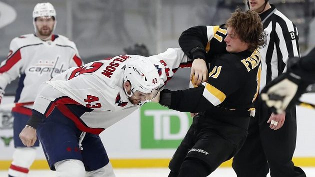 Tom Wilson (vlevo) v potyčce s Trentem Fredericem Tom Wilson (vlevo) v potyčce s Trentem Fredericem