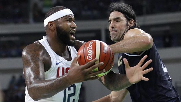 DeMarcus Cousins (vlevo) v souboji s Argentincem Luisem Scolou ve čtvrtfinálovém duelu olympijského turnaje. DeMarcus Cousins (vlevo) v souboji s Argentincem Luisem Scolou ve čtvrtfinálovém duelu olympijského turnaje.