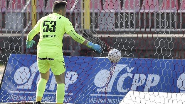Brankář Brna Martin Berkovec inkasuje třetí gól. Brankář Brna Martin Berkovec inkasuje třetí gól.