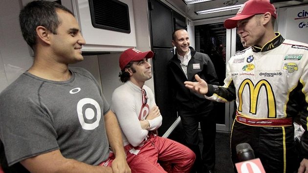 Juan Pablo Montoya (vlevo) se svými kolegy z týmu Chipa Ganassiho Dariem Franchittim (druhý zleva) Jamiem McMurraym (vpravo) při testech na okruhu v Daytoně. Juan Pablo Montoya (vlevo) se svými kolegy z týmu Chipa Ganassiho Dariem Franchittim (druhý zleva) Jamiem McMurraym (vpravo) při testech na okruhu v Daytoně.