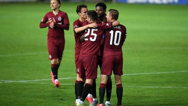 Fotbalisté Sparty slaví gól v derby na hřišti Bohemians. Fotbalisté Sparty slaví gól v derby na hřišti Bohemians.